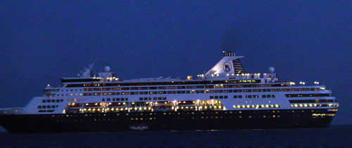 cruisship.jpg (249752 bytes)